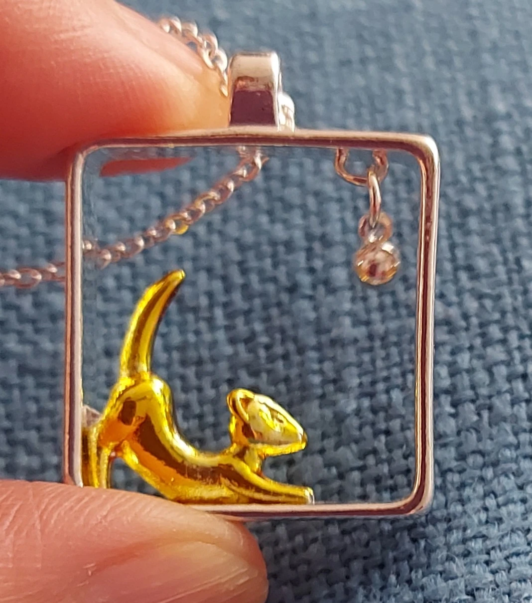 🆕 Silver-tone necklace with a playful yellow cat pendant - photo 2