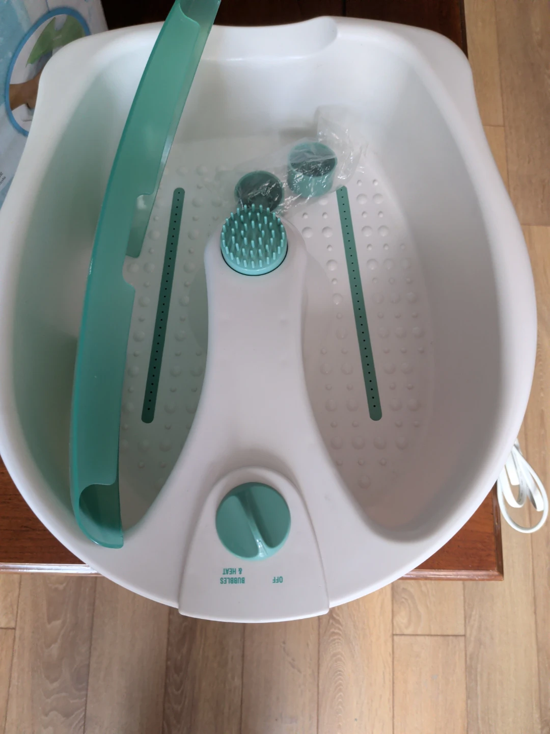 CONAIR Bubbling Foot Spa with Heat and 3 Attachments - photo 4