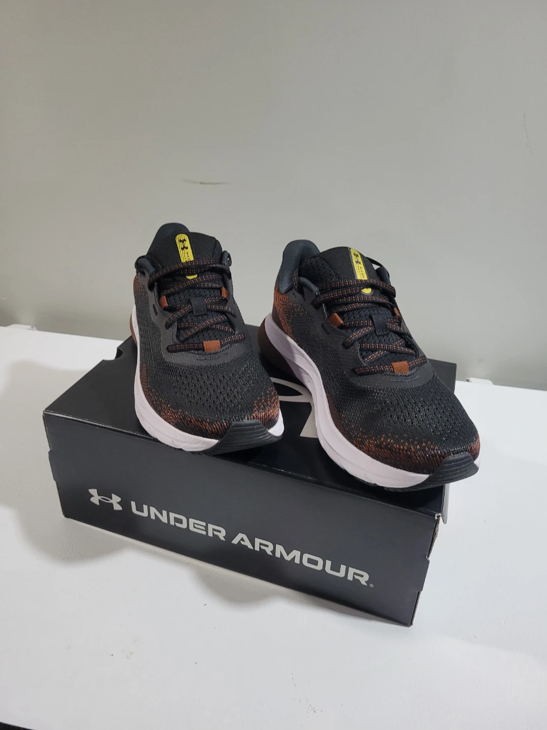 NEW WOMEN'S UNDERARMOUR SHOES 8.5 - photo 4