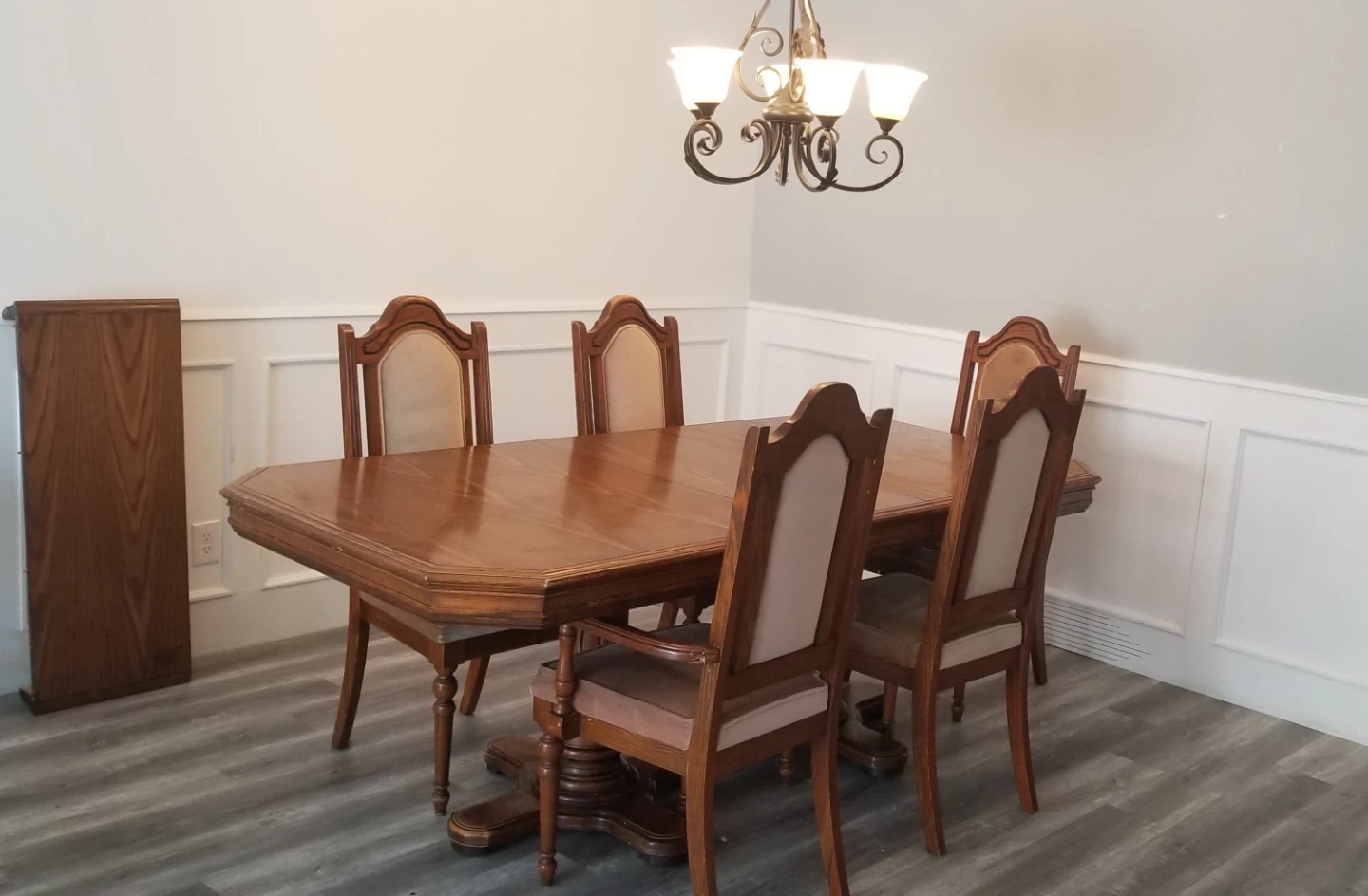 Classic oak dining table with pedestal base and 5 matching chair