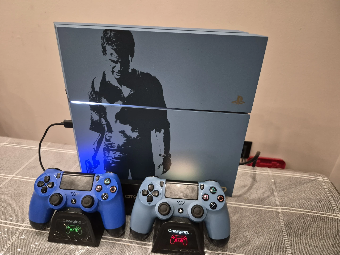 Limited edition UNCHARTED PS4 500 GB in excellent condition.