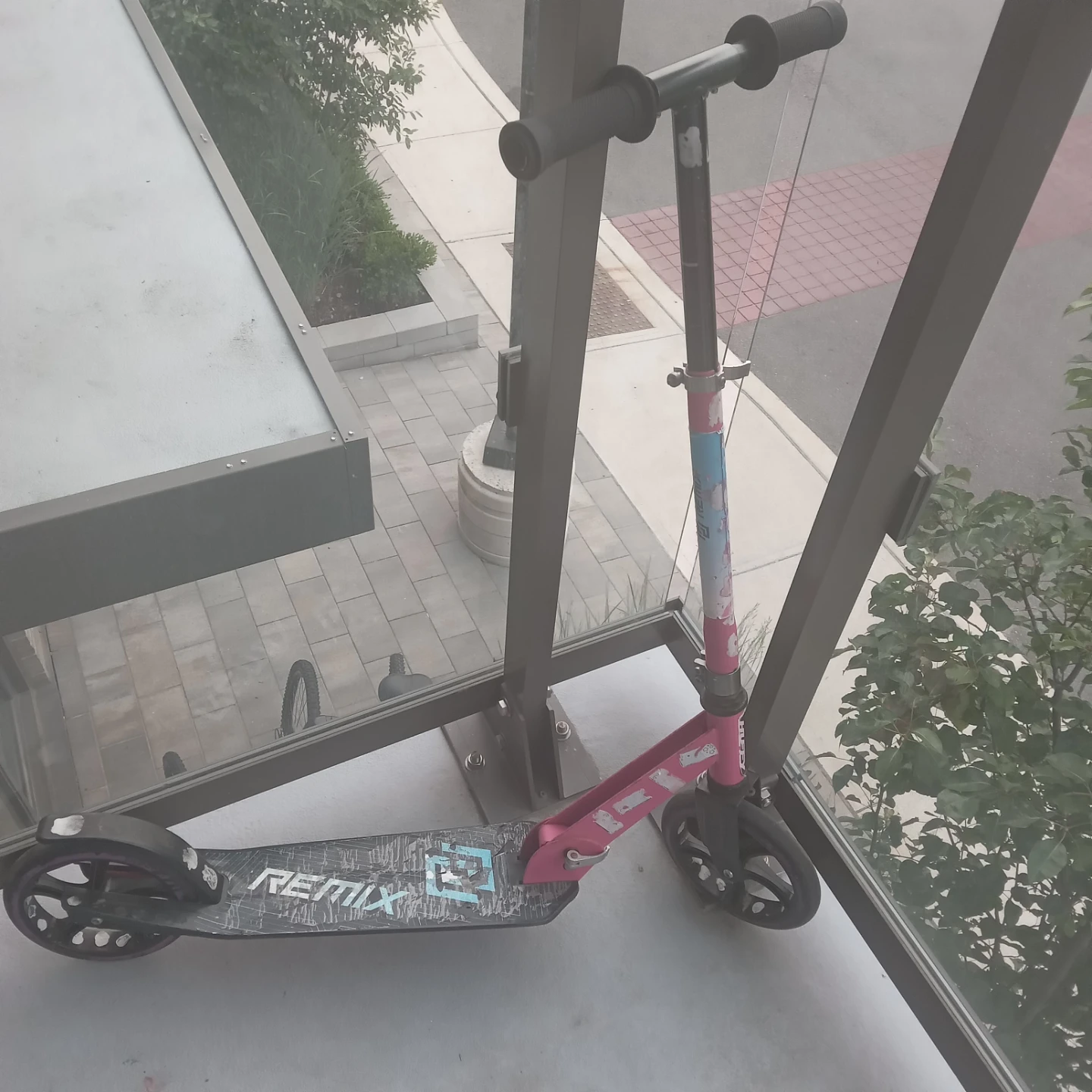 Kids Scooter: 1 Blue with Pink Handle ($10) and 1 pink ($20) - photo 4