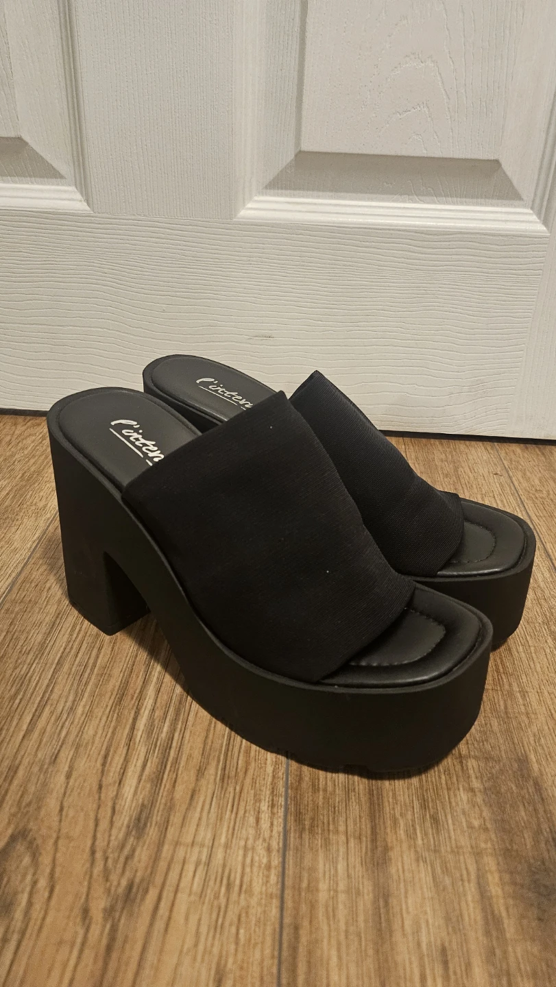 L'Intervalle Black Platform Slides