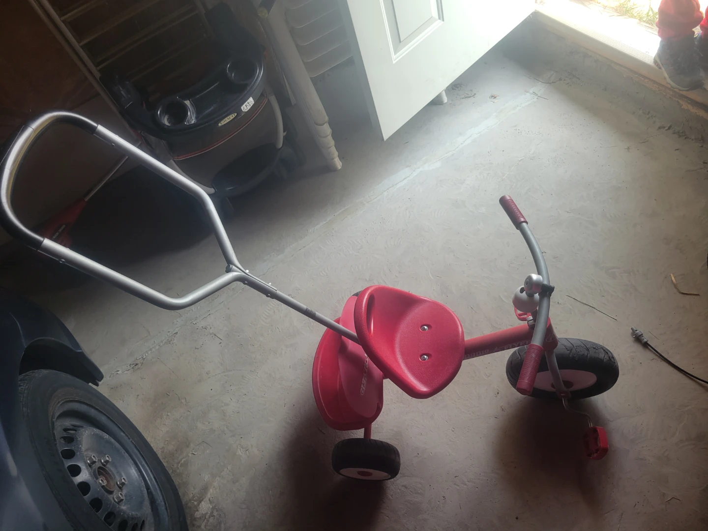 Radio Flyer Deluxe Steer & Stroll Tricycle Red