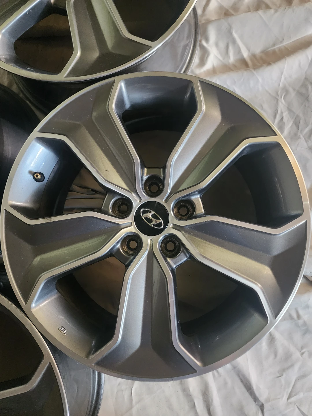 Set of 4 Hyundai Alloy Wheels 18in - photo 3