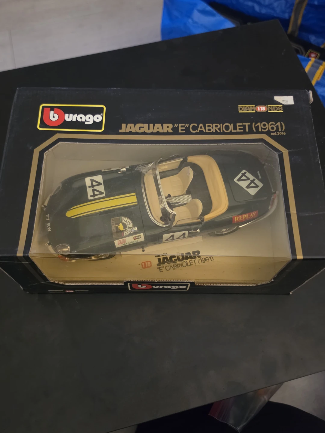 Bburago Jaguar "E" Cabriolet (1961) Die Cast Car 1:18 Scale - photo 2