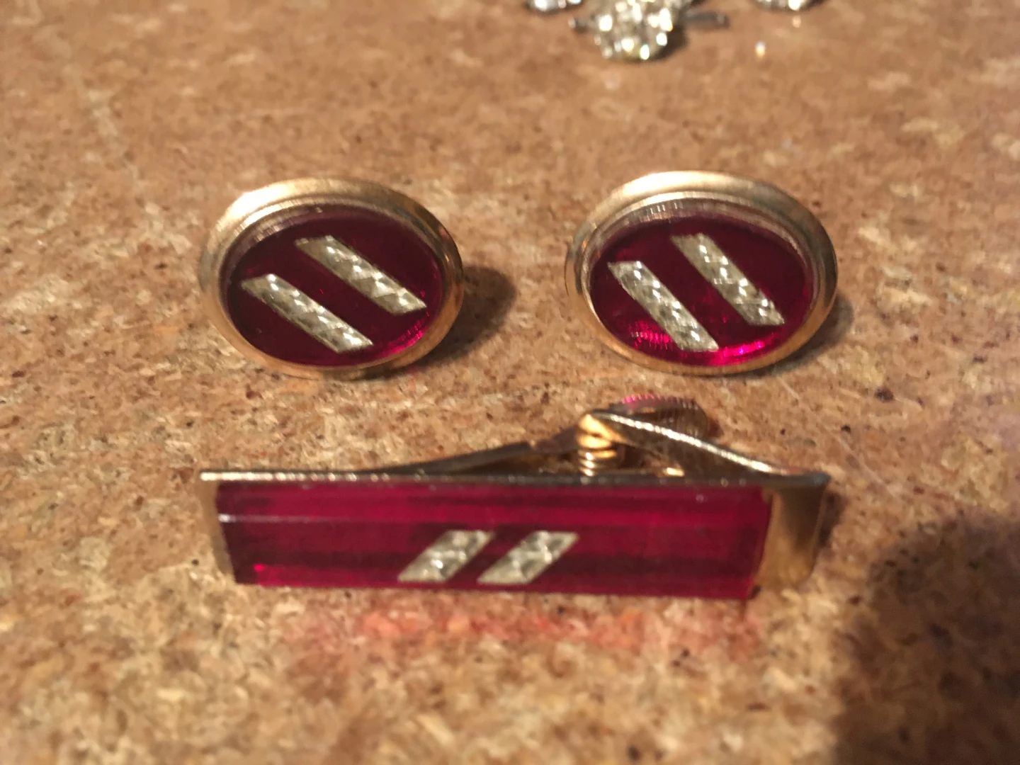 6 SETS OF MEN'S CUFFLINKS, TIE TAC TIE CLIP RED & WHITE ONYX COL - photo 2