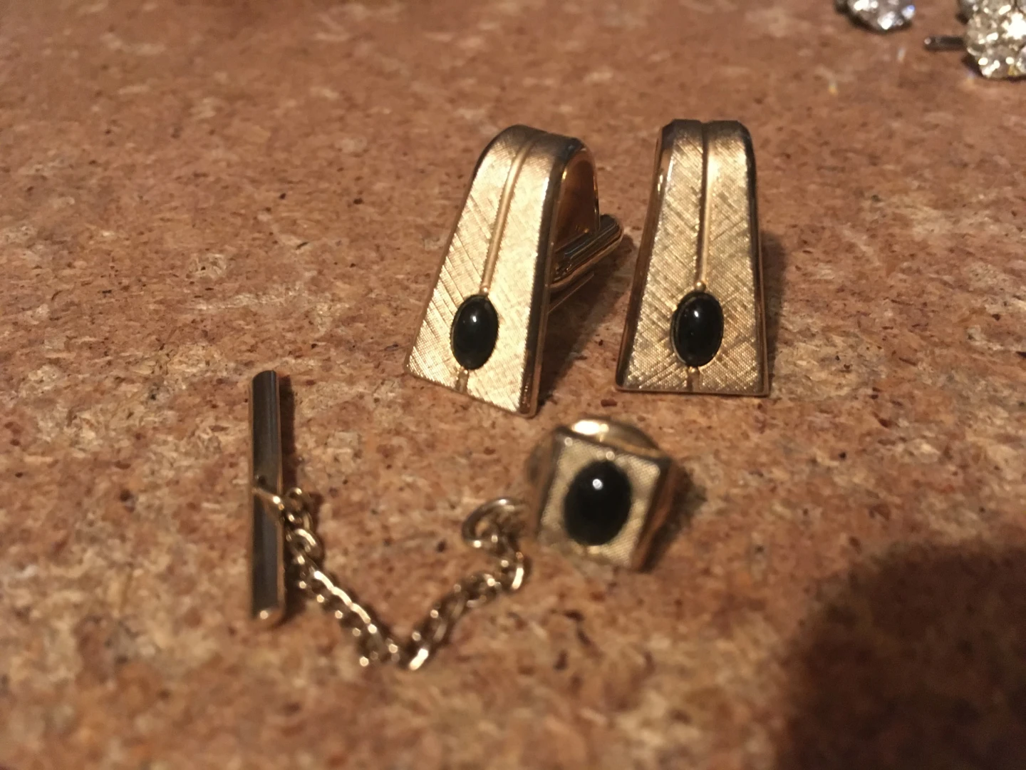 6 SETS OF MEN'S CUFFLINKS, TIE TAC TIE CLIP RED & WHITE ONYX COL - photo 4