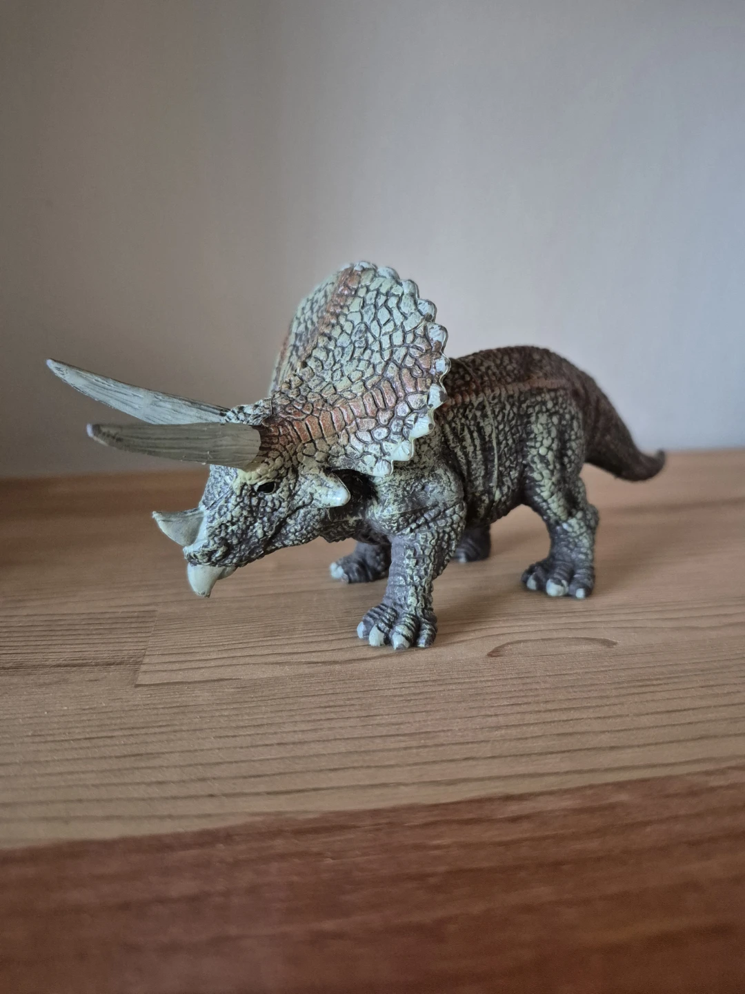 Dinosaur: Triceratops Seeks New Home - photo 3