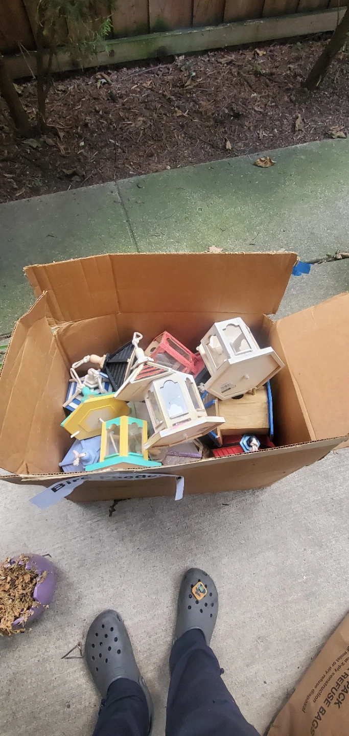 Free Bird Feeders, Baskets, etc - photo 2
