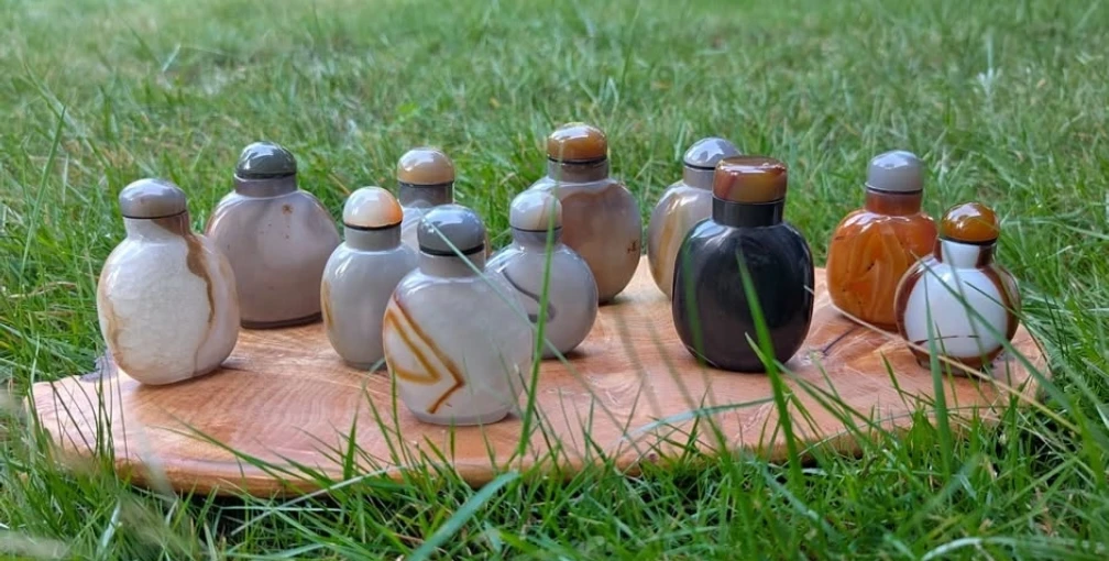 Hollowed Stone Snuff Bottles: Agate & Black Jade