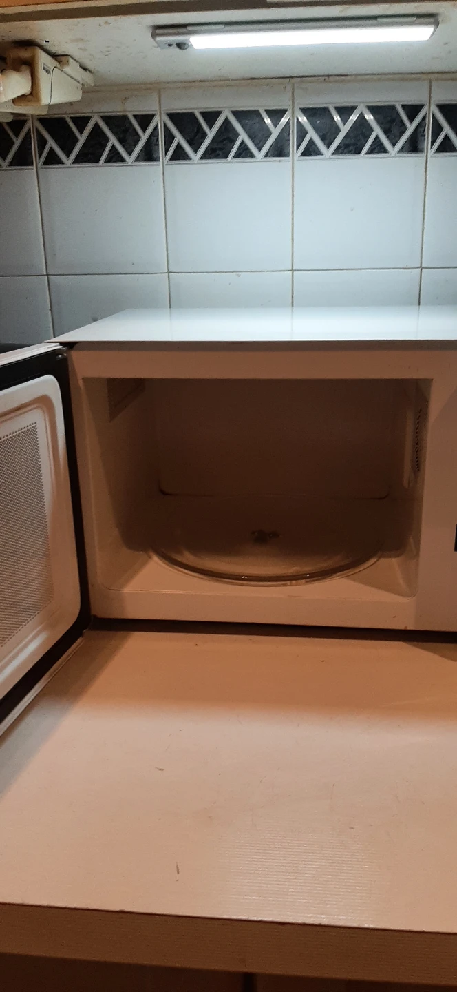 White Daewoo Compact Microwave READ DESCRIPTION ON SIZE - photo 2