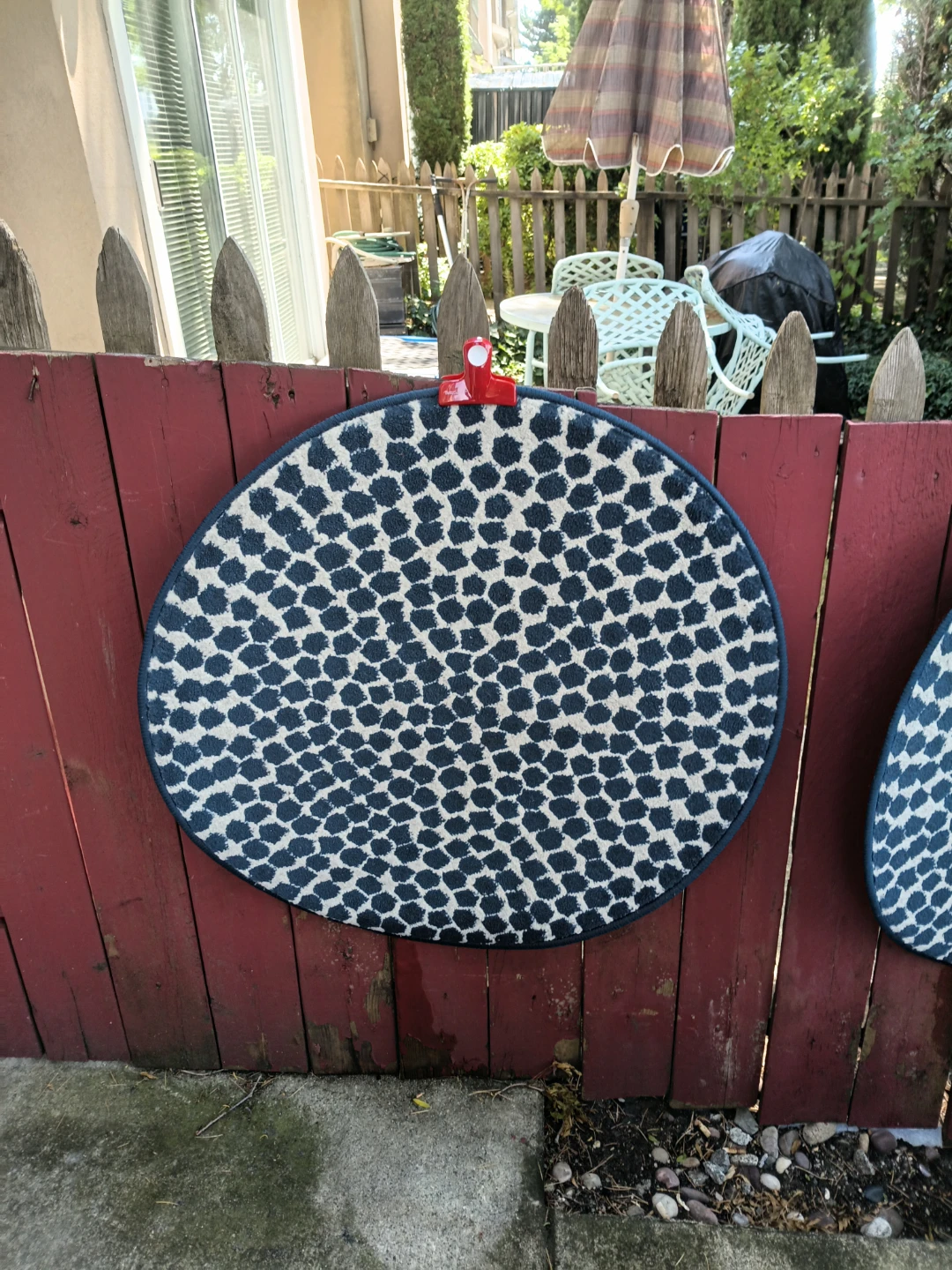 Round Area Rug - Blue/Cream Pattern