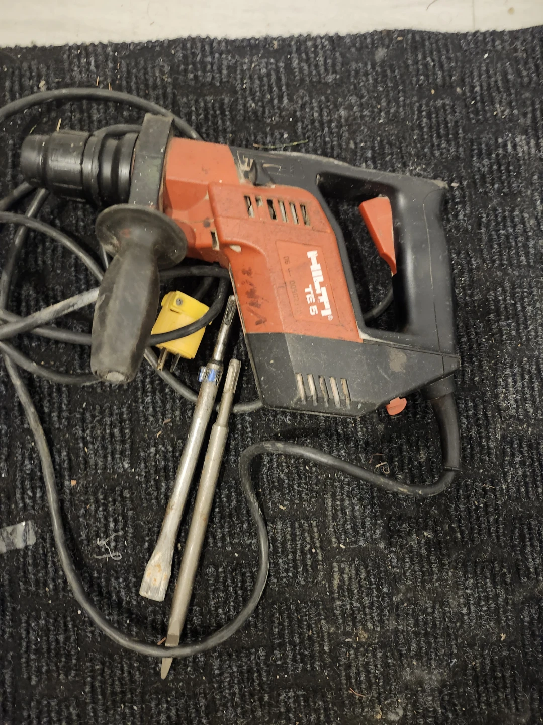 Hilti TE 5 Rotary Hammer Drill with Chisels