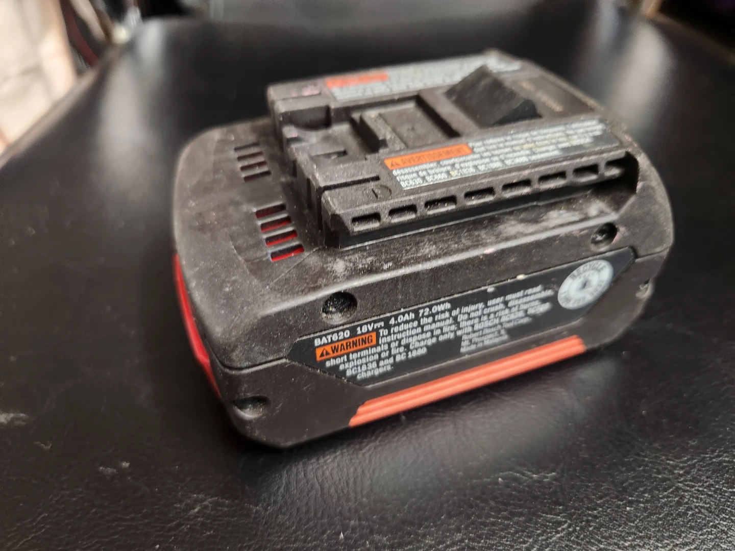 Bosch 18V 4.0Ah Li-ion Battery.  Not charging,  as is - photo 2
