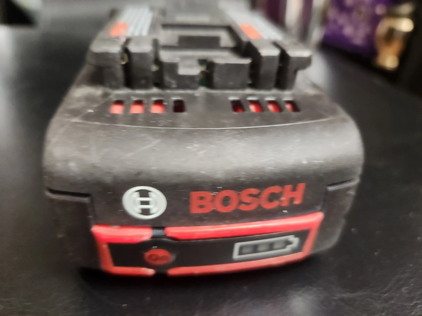 Bosch 18V 4.0Ah Li-ion Battery.  Not charging,  as is - photo 4