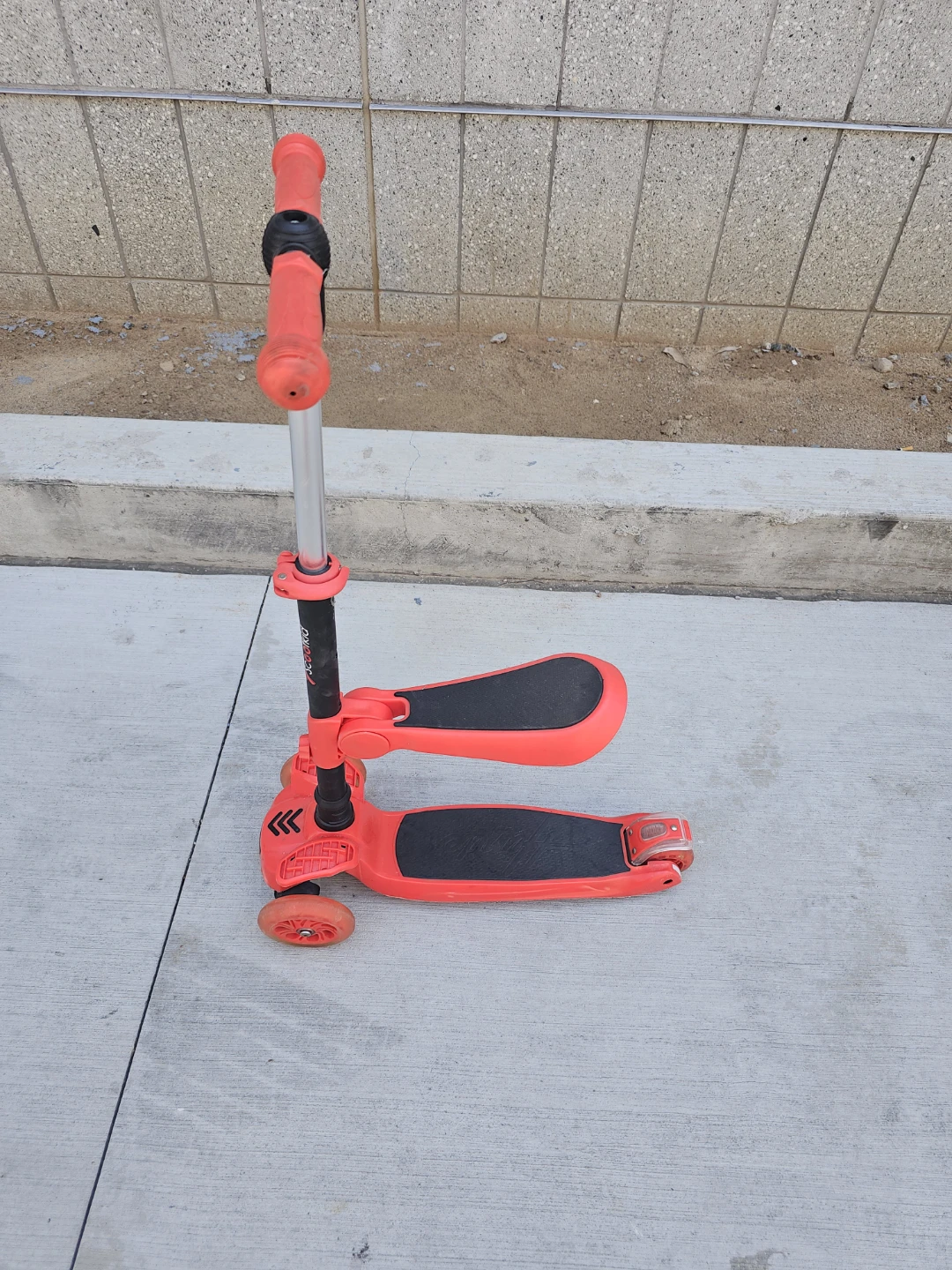 HURTLE Red 3-Wheel Scooter with Seat - photo 3