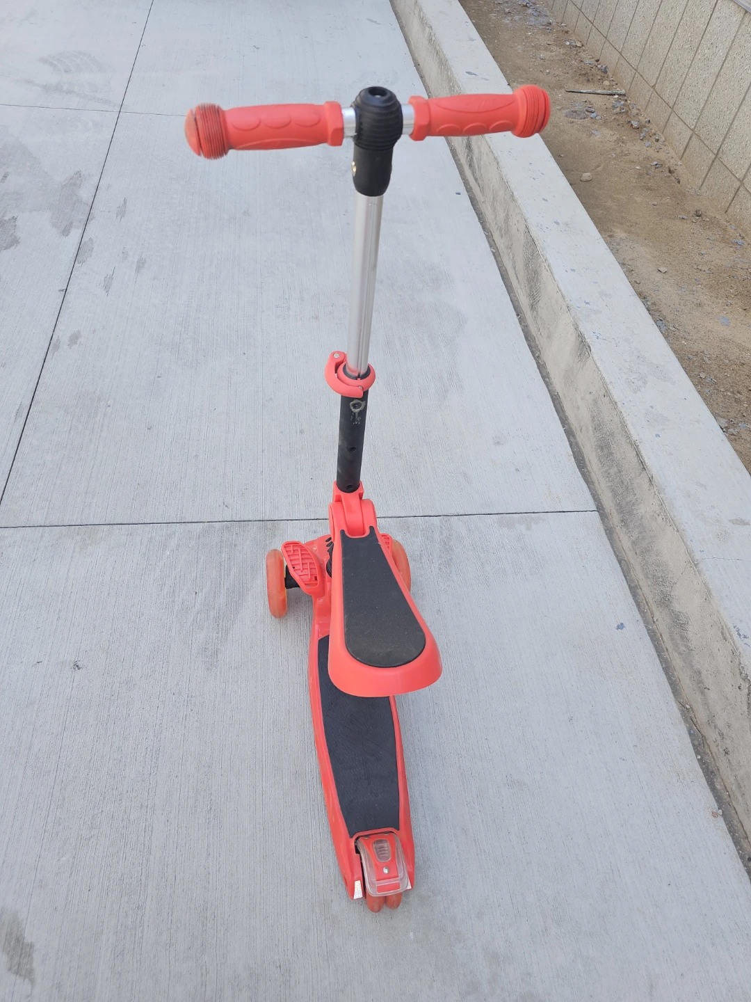 HURTLE Red 3-Wheel Scooter with Seat - photo 4