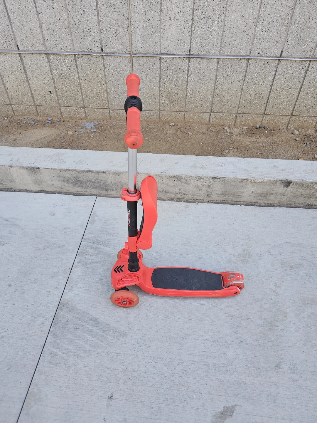 HURTLE Red 3-Wheel Scooter with Seat - photo 5