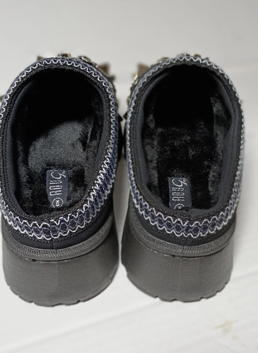 Black embellished mules with faux fur lining - photo 3