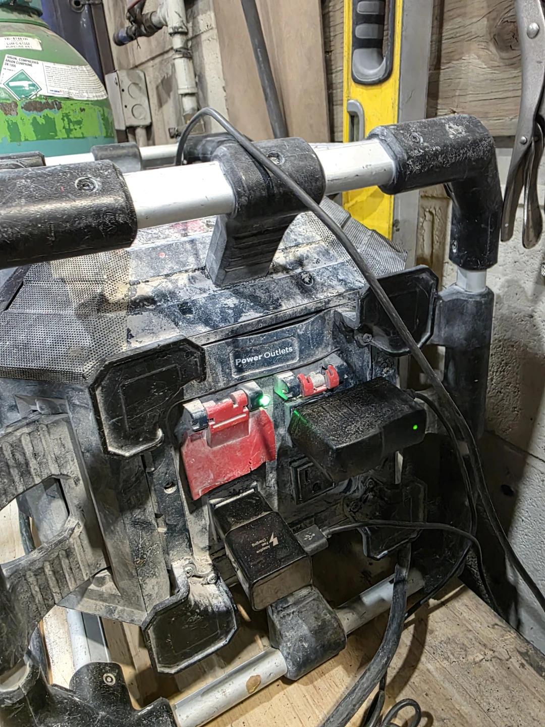 Bosch PowerBoss Subwoofer Jobsite Radio with Power Outlets - photo 2