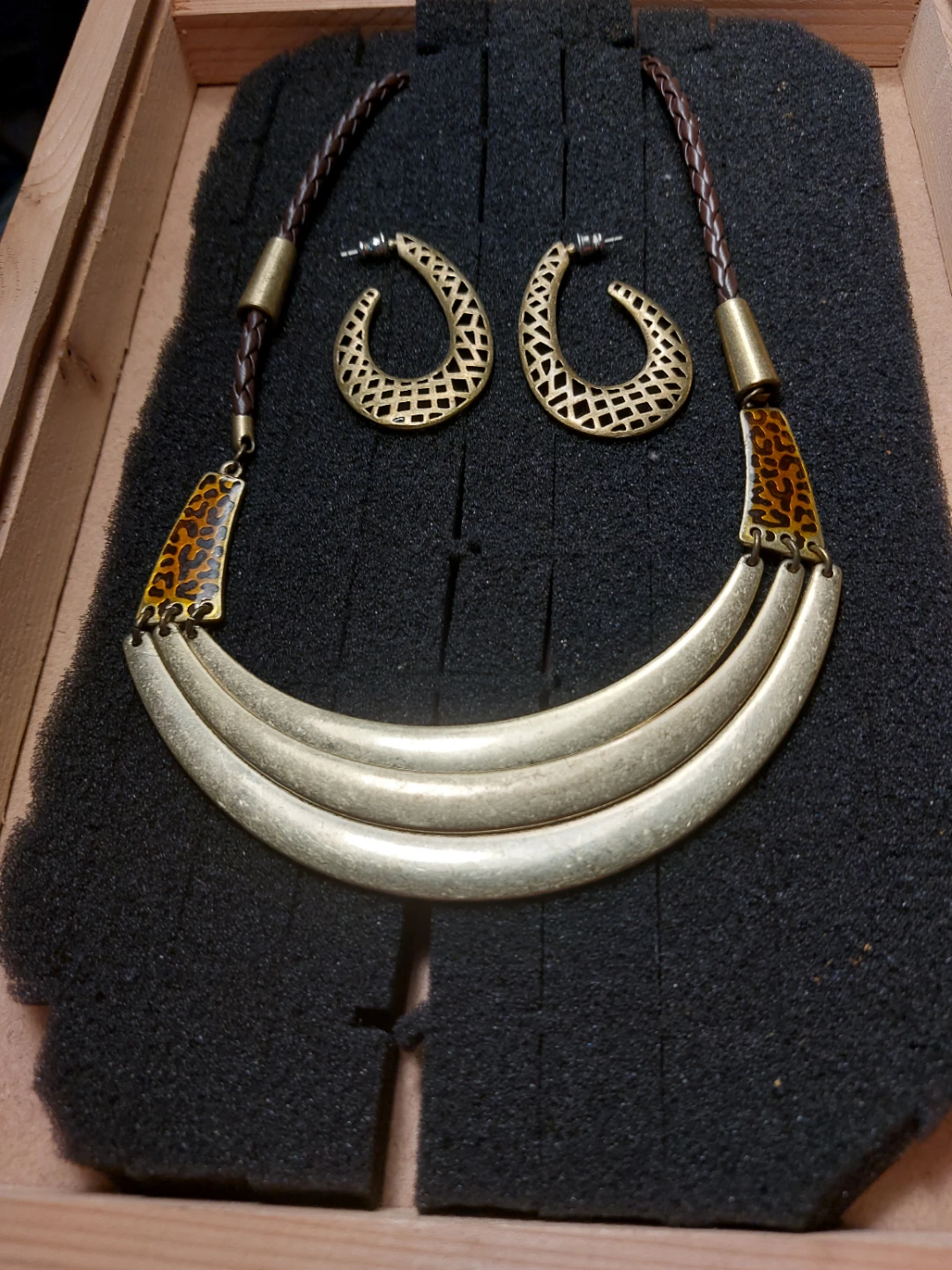 2 pc choker and earring set like new worn once