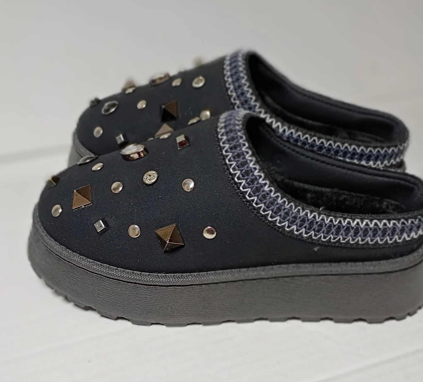 Black embellished mules with faux fur lining - photo 2