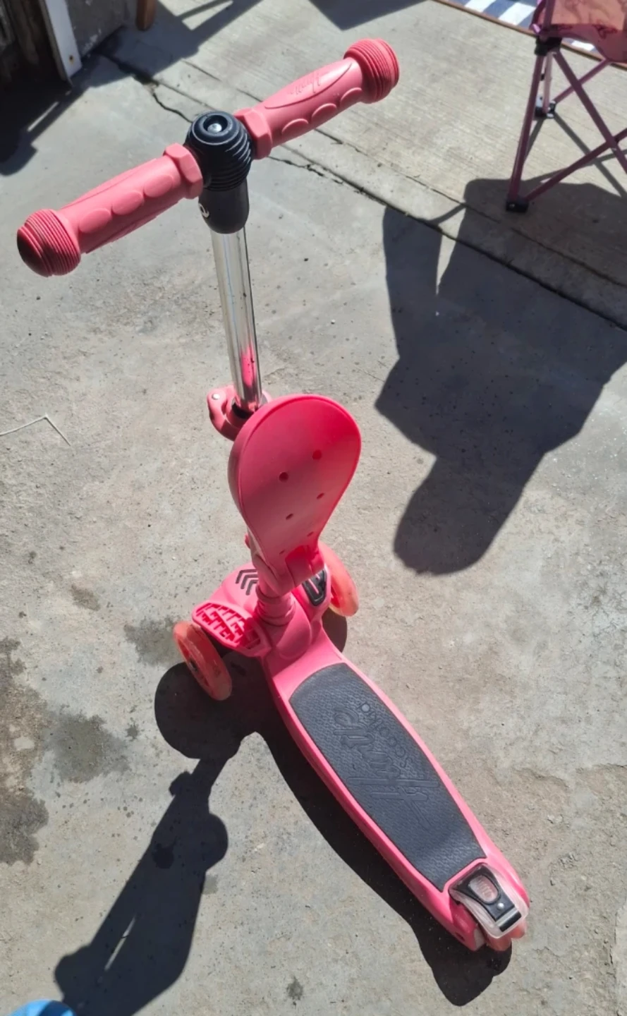 Hurtle Light Up 3 Wheel Scooter - photo 4