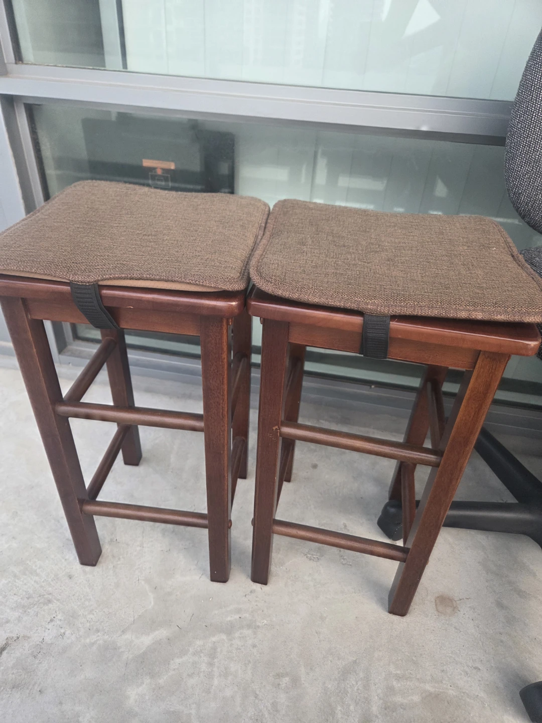 Set of 2 Wooden Bar Stools with Cushions