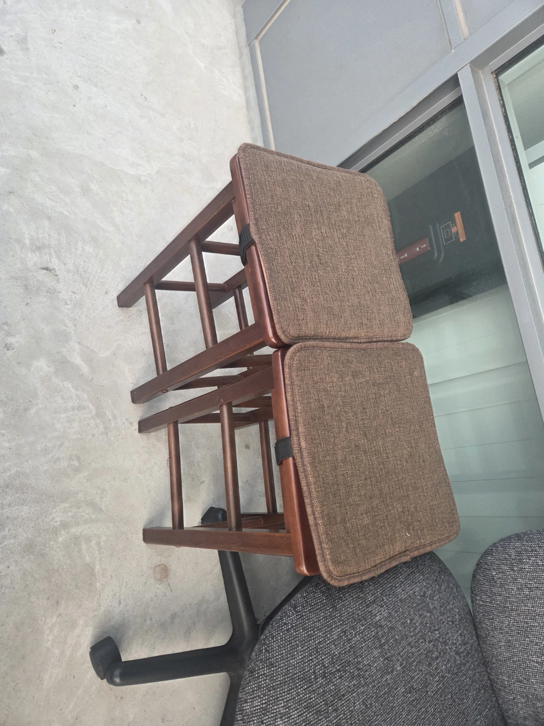 Set of 2 Wooden Bar Stools with Cushions - photo 2