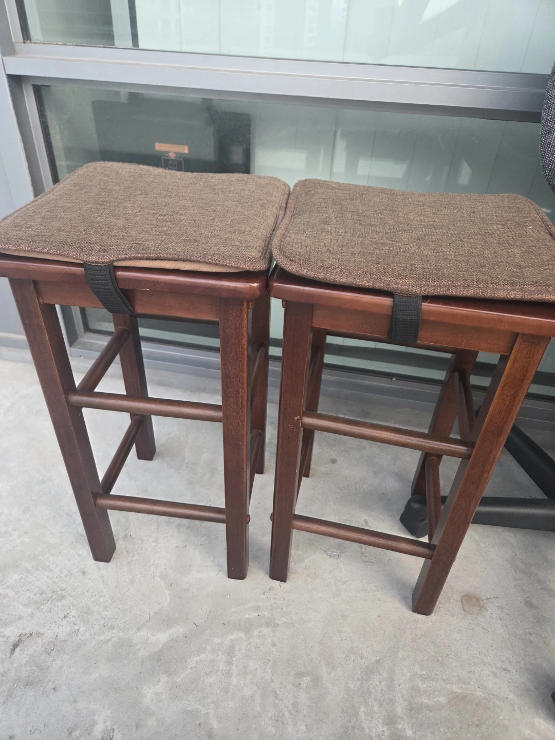 Set of 2 Wooden Bar Stools with Cushions - photo 4
