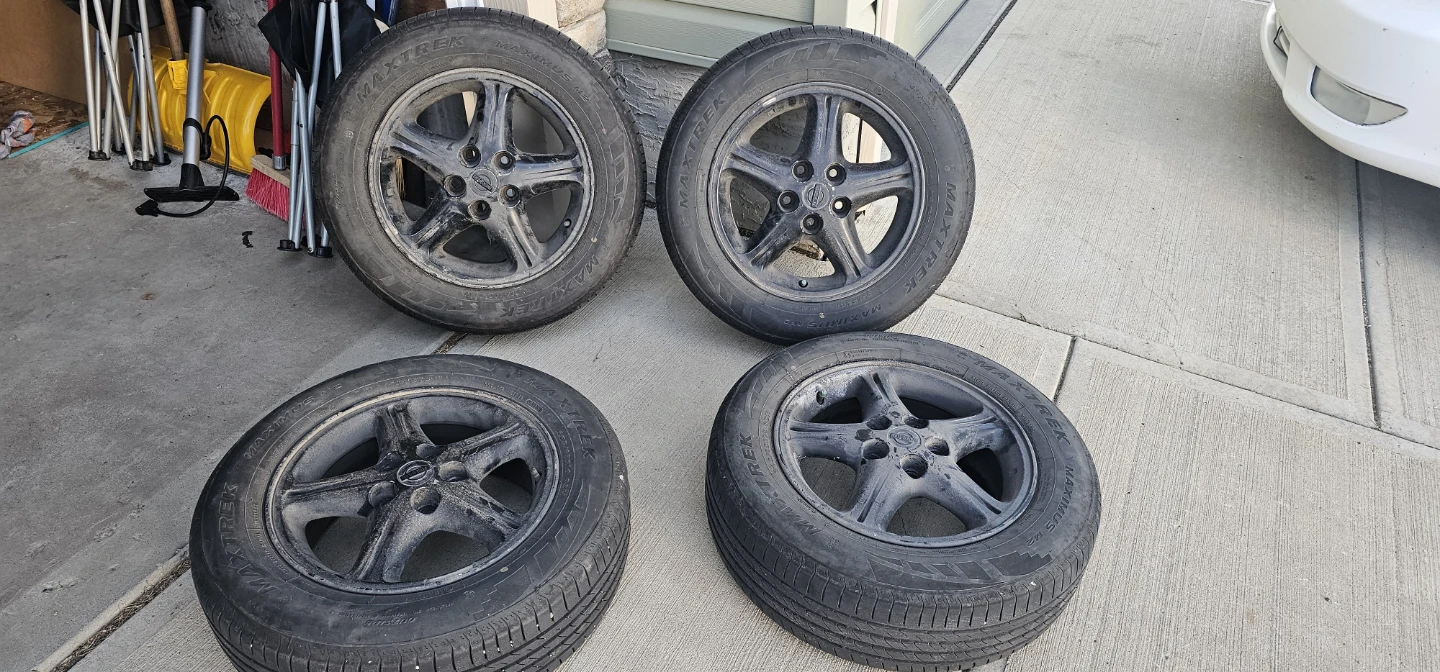 Set of 4 Maxtrek Maximus M2 Tires 205/65R16