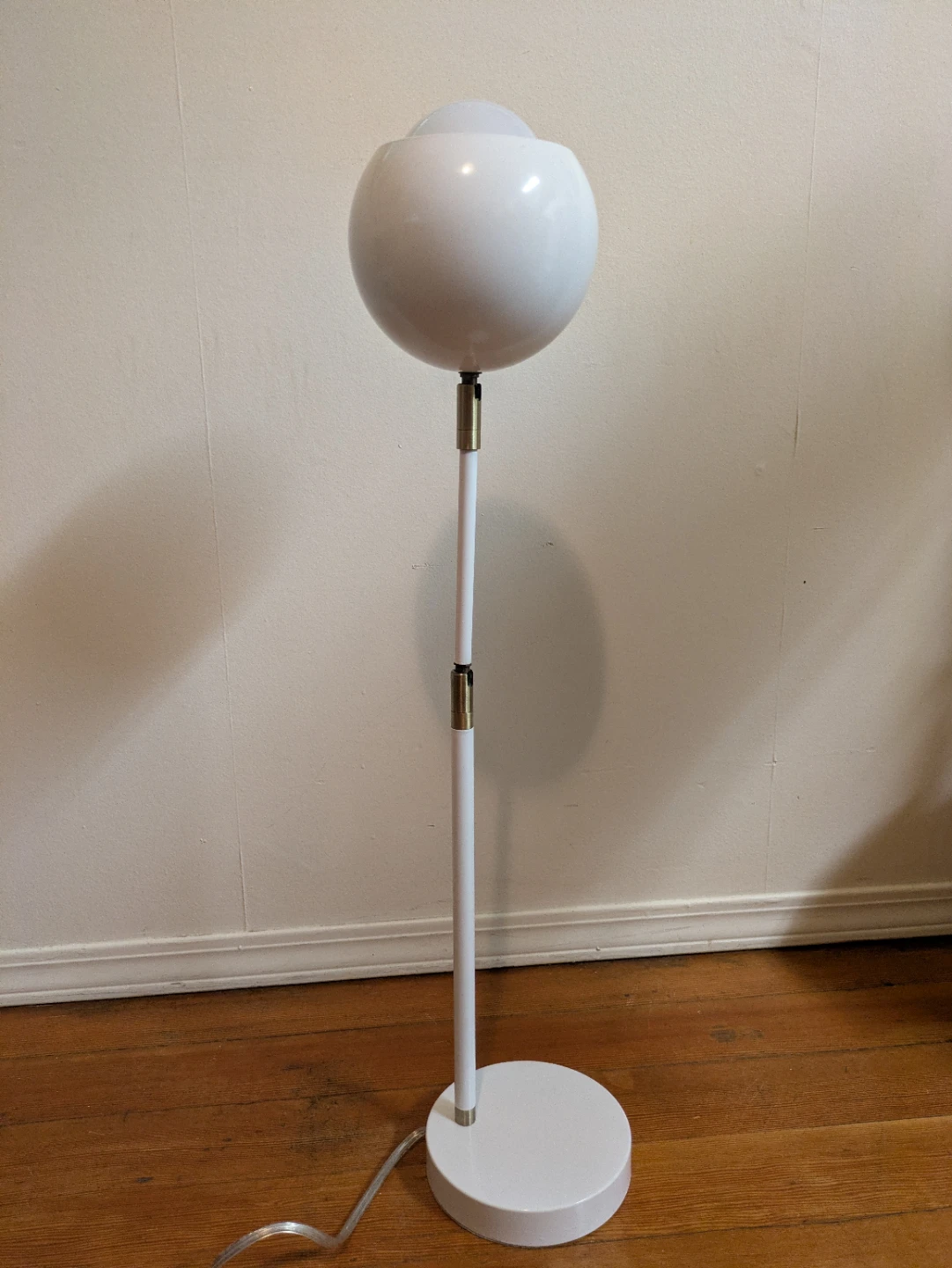 White and brass Adjustable Table Lamp in White - photo 2