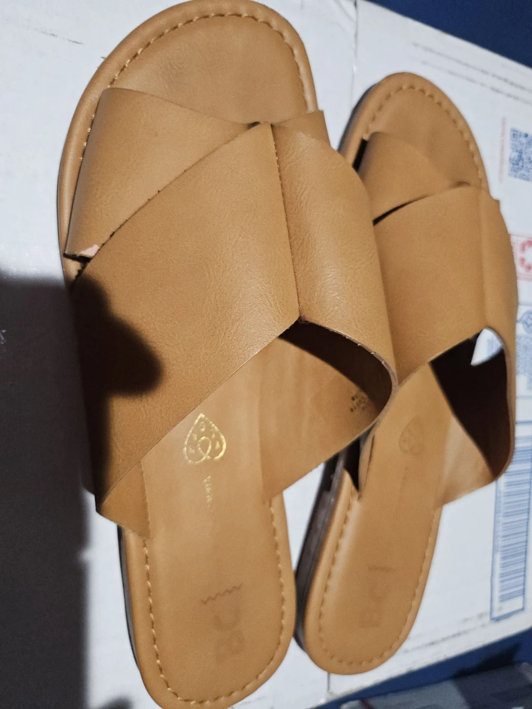BCI "California" Tan Faux Leather Slide Sandals Size 8 - photo 3