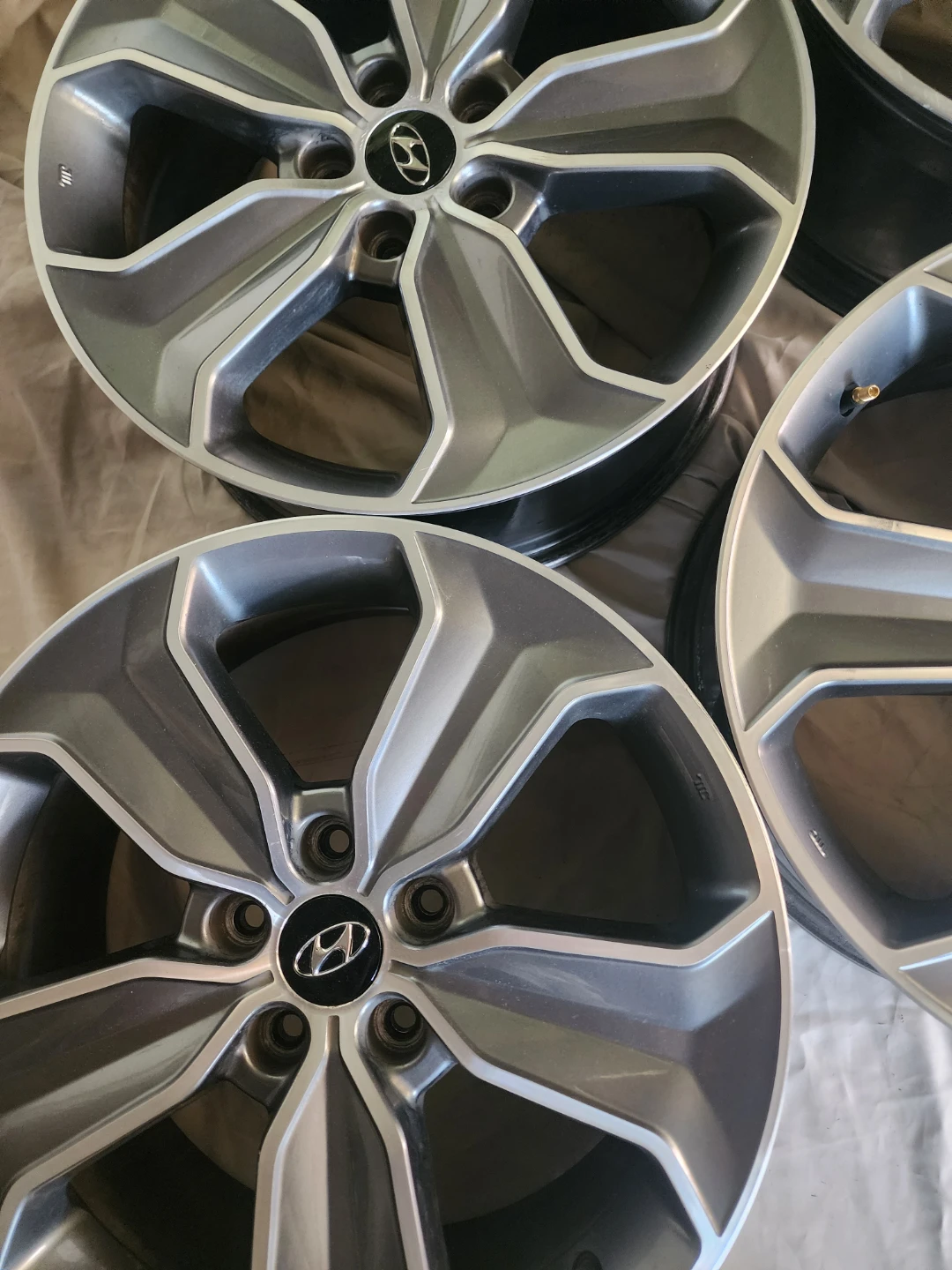Set of 4 Hyundai Alloy Wheels 18in - photo 2