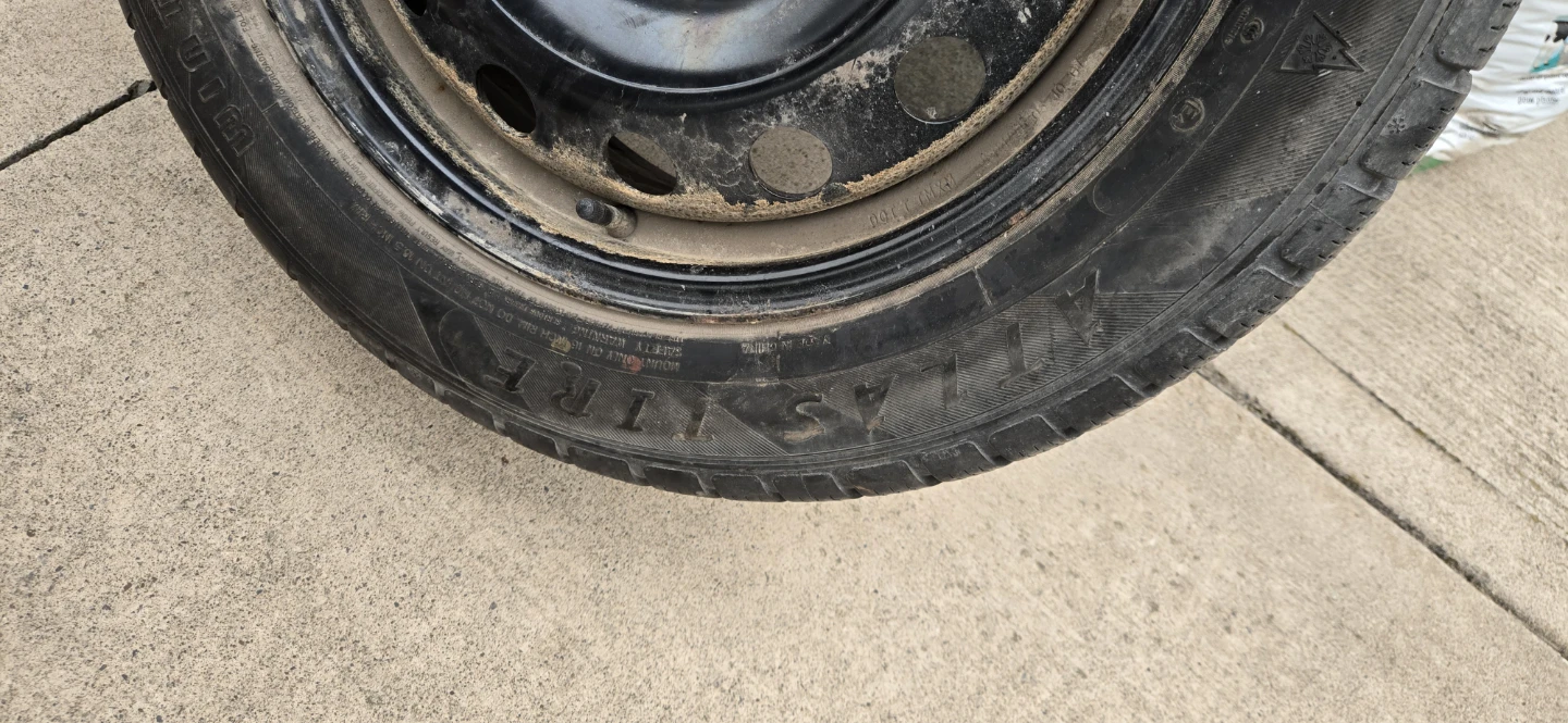 Winter Tire on Rim - 205/55R16 - photo 4