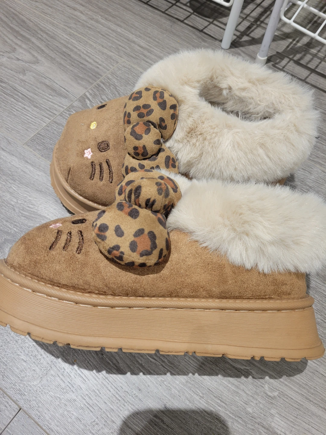 Hello Kitty Fuzzy Slippers Size 36-37 - photo 4