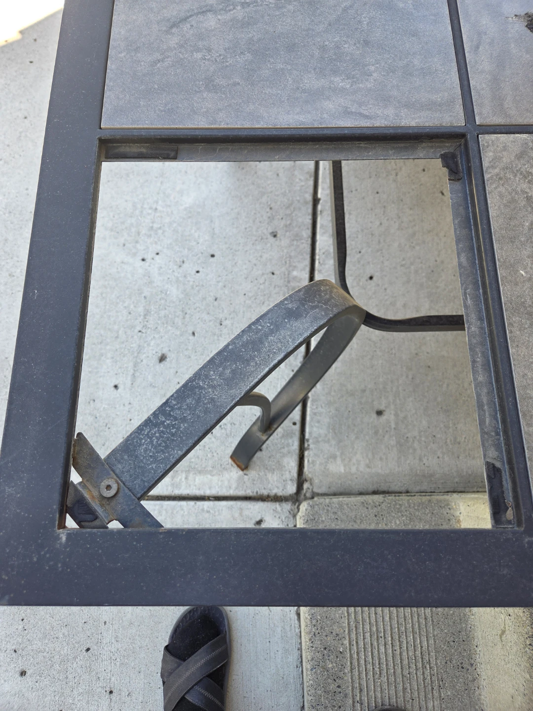 Patio table and 6 chairs - photo 4