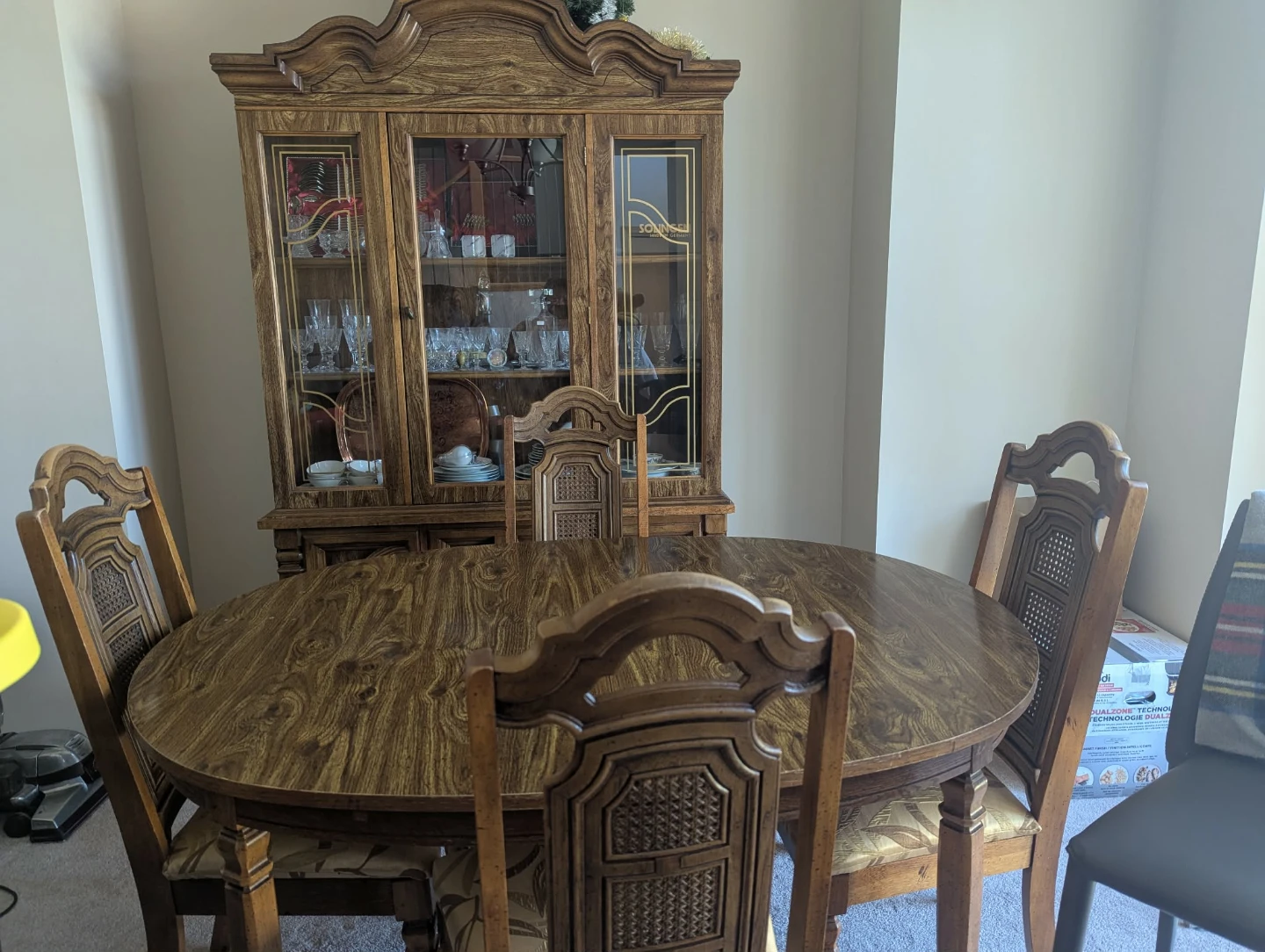 China cabinet + table and chairs