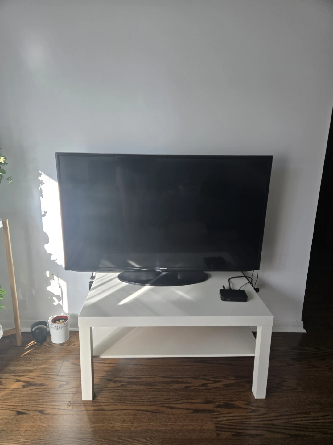 Samsung Flat Screen TV (50") with Table
