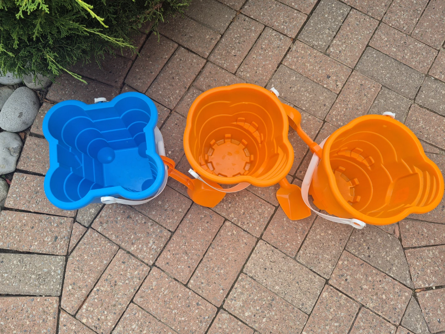 Beach Toy Set - 3 Buckets and 2 Shovels - BRAND NEW!!! - photo 2