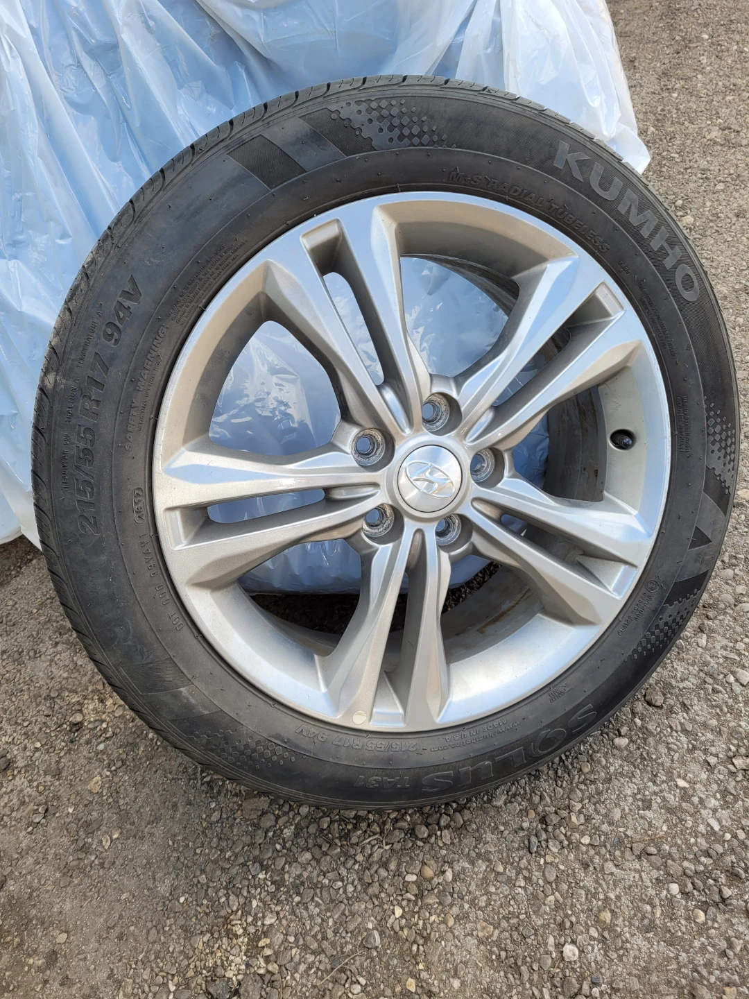 Hyundai OEM 17" inch rims x 4 - with 3 tires ON - photo 2