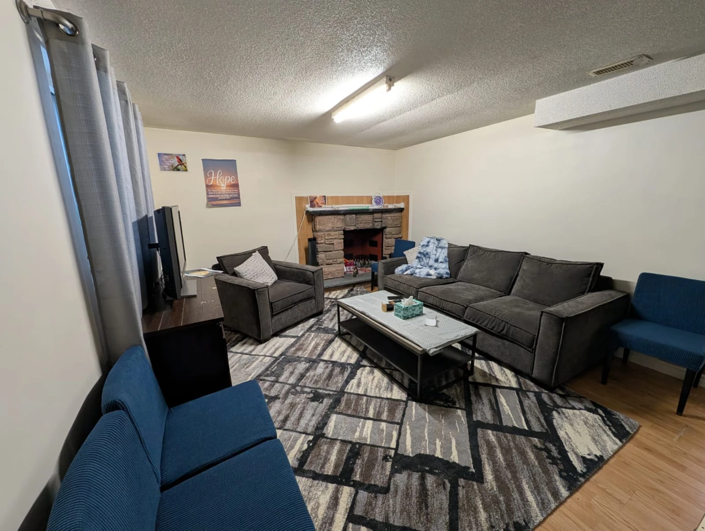 Fully furnished 1-bedroom basement. - photo 2