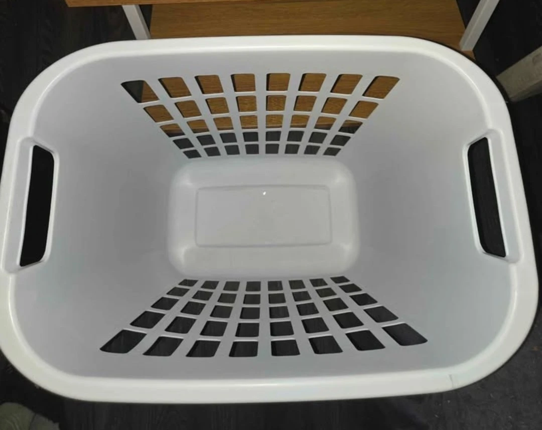 Sterilite White Plastic Laundry Basket Clean Inside - photo 3