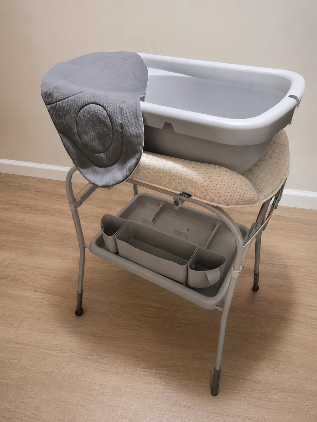 Chicco Folding Baby Changing Table + Bathtub