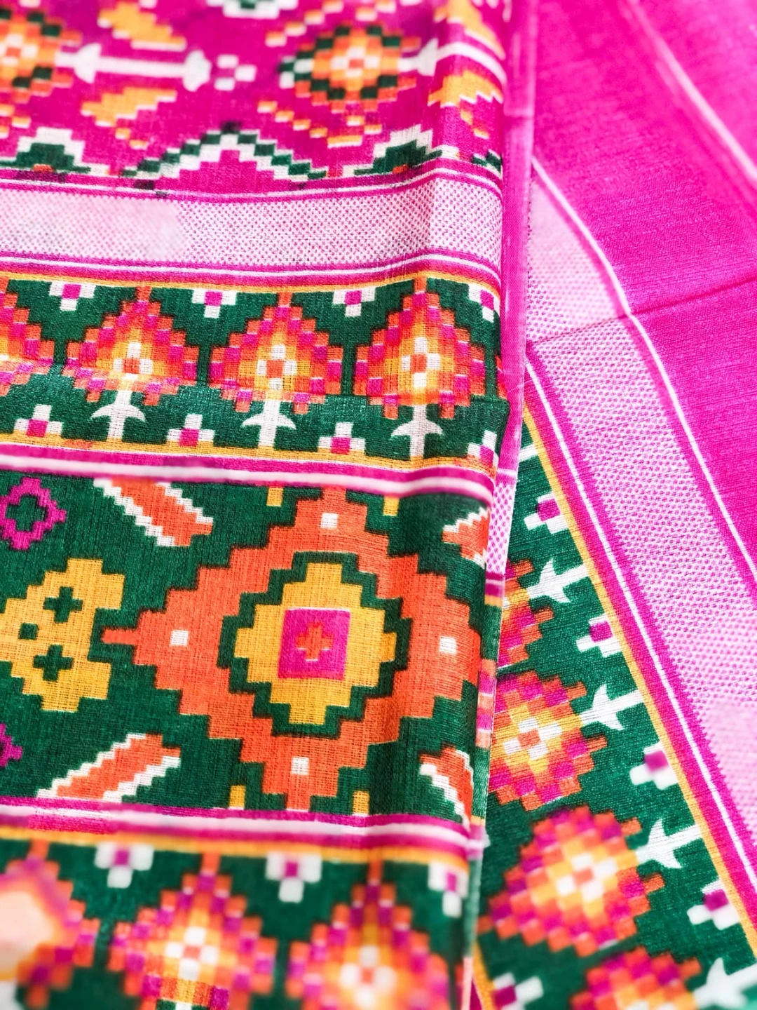Pink and Green patola print dupatta with Tassels - photo 2