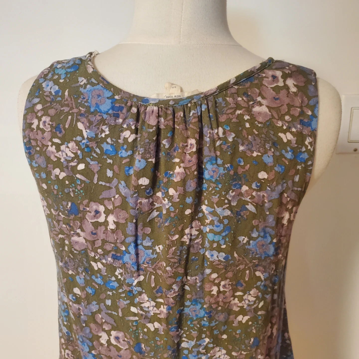 Floral Tank Top with Keyhole Neckline - photo 2