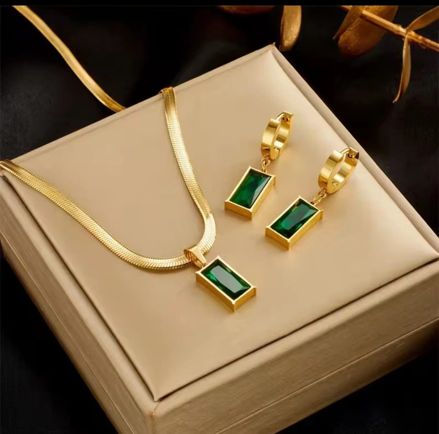 Gold coloured necklace and earrings