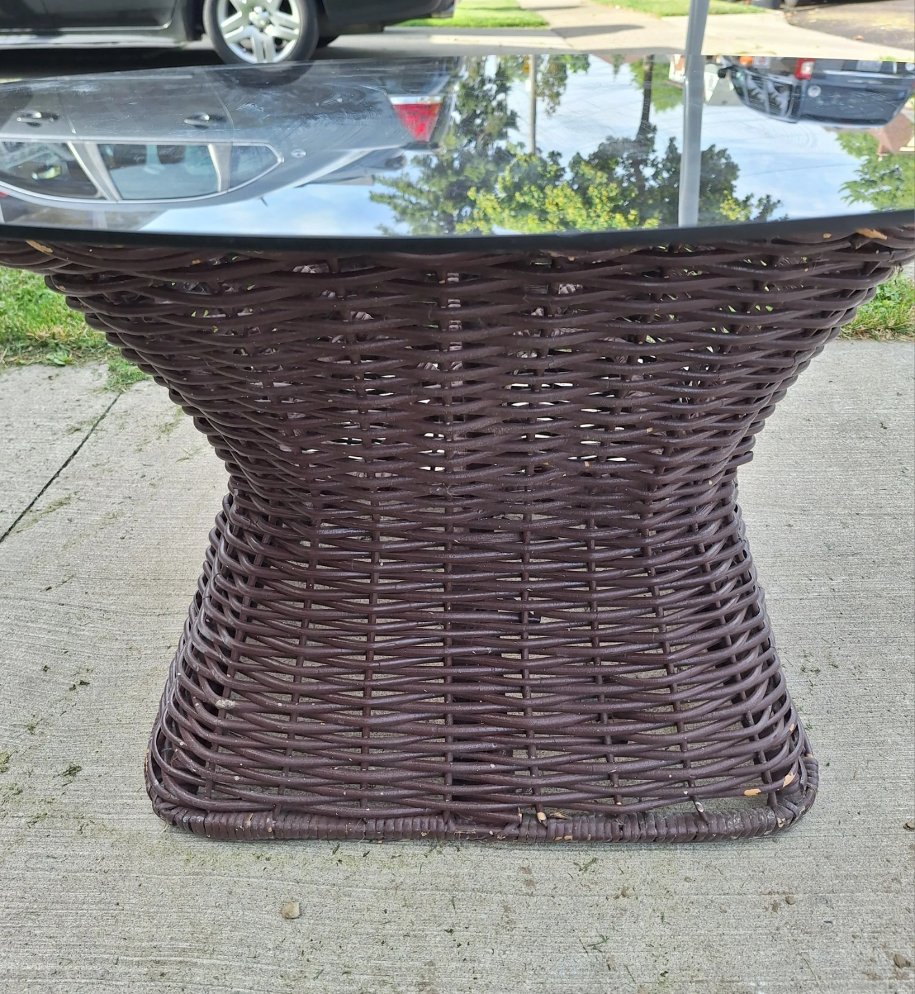 Round Glass Top Coffee Table with Wicker Base ⚽ - photo 2