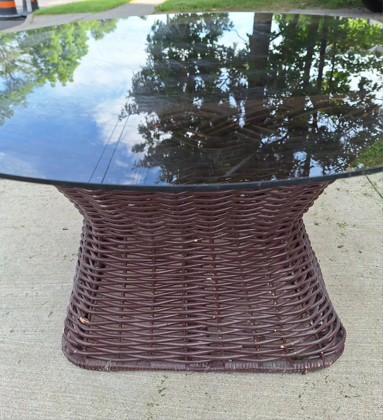 Round Glass Top Coffee Table with Wicker Base ⚽ - photo 4